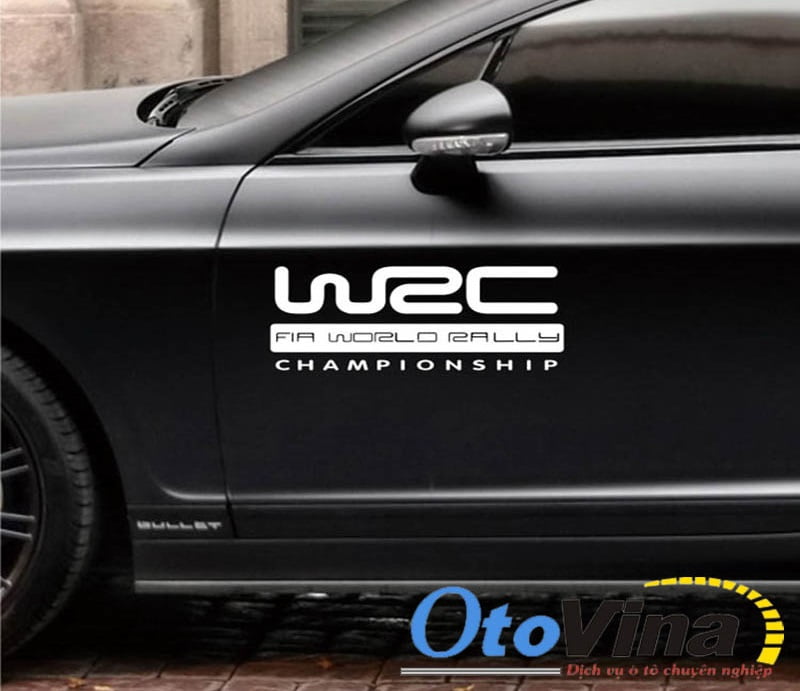 Bộ tem WRC Fia World Rally Championship màu trắng dán vào sườn xe ô tô màu đen nổi bật