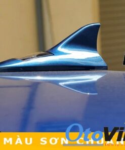 Vây cá mập có đèn led trang trí màu xanh được lắp trên xe ô tô với màu sắc cực chuẩn