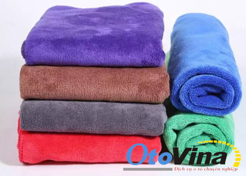 Sản phẩm khăn lau rửa ô tô Microfiber 70x30cm cao cấp của OtoVina.net với nhiều màu sắc