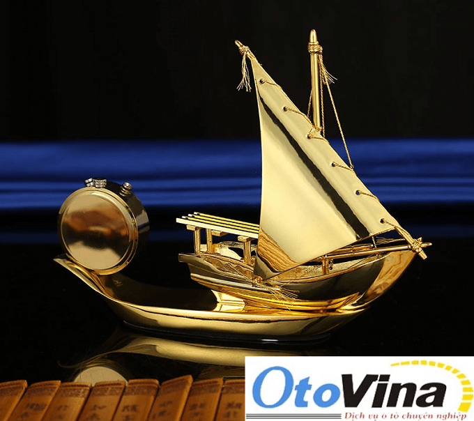 Tượng Thuận buồm xuôi gió cao cấp để taplo xe ô tô được thiết kế theo hình mẫu con tàu có dải buồm lớn, tượng trưng cho sự can đảm, vượt mọi khó khăn thử thách để đạt được thành công.