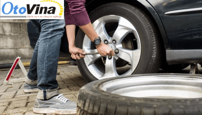 Việc thay lốp xe ô tô dự phòng sẽ không thực sự khó khăn như bạn nghĩ nếu bạn có đủ bộ đồ nghề và nắm chắc được các bước và kỹ năng thay lốp xe ô tô.