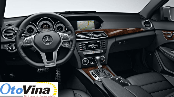Nội thất và tiện nghi an toàn của Mercedes C200 2013
