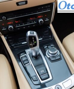 Chiếc BMW 528i GT 2021 chỉ được BMW cải tiến nhẹ với màn hình điều khiển hệ thống iDrive phiên bản trước đó, các hộc đựng đồ lớn hơn và khay để cốc nằm gần bảng điều khiển trung tâm