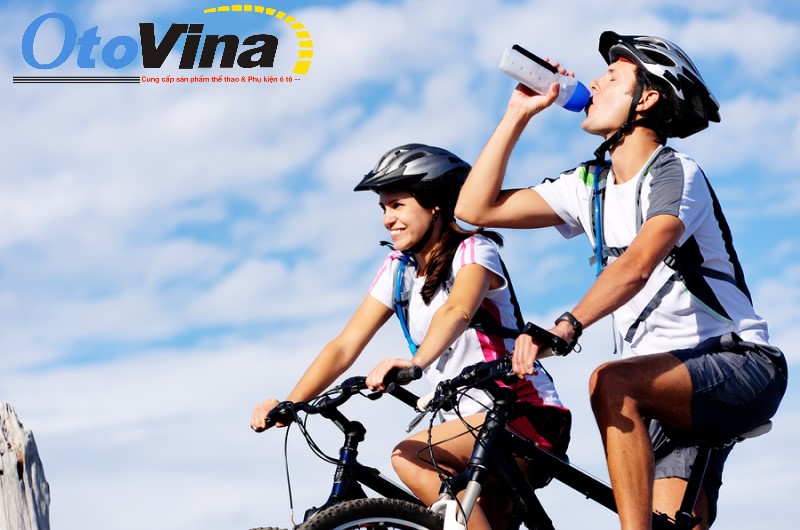 Uống nước đúng cách trước, trong và sau khi tập xe đạp thể dục