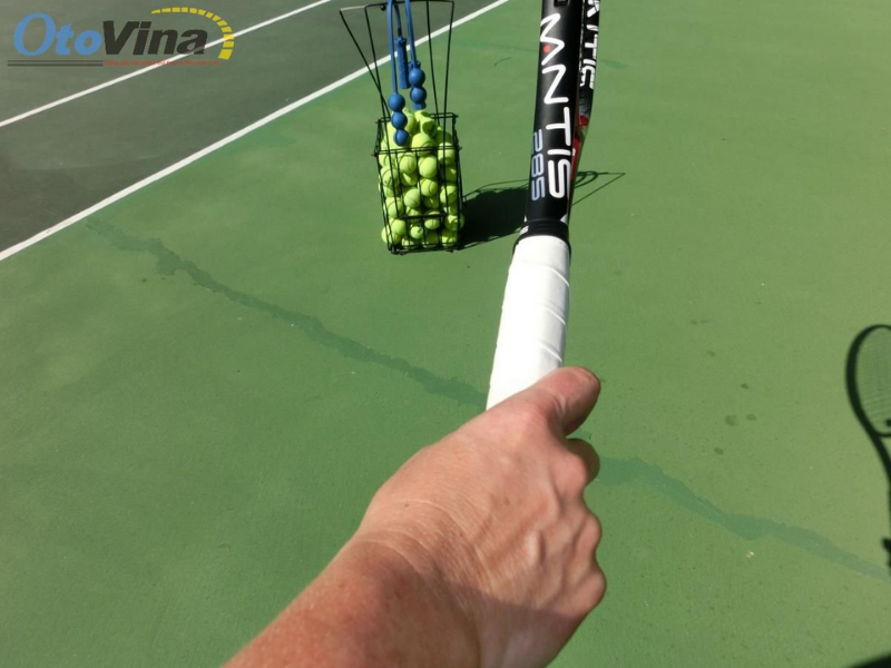 Vị trí đứng đối với kỹ thuật giao bóng tennis: